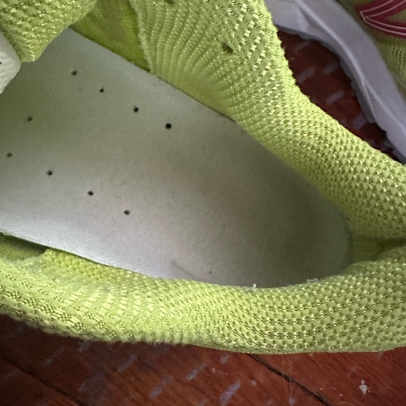 New Balance Green and Pink Athletic Shoes for Performance - Picture 6 of 7